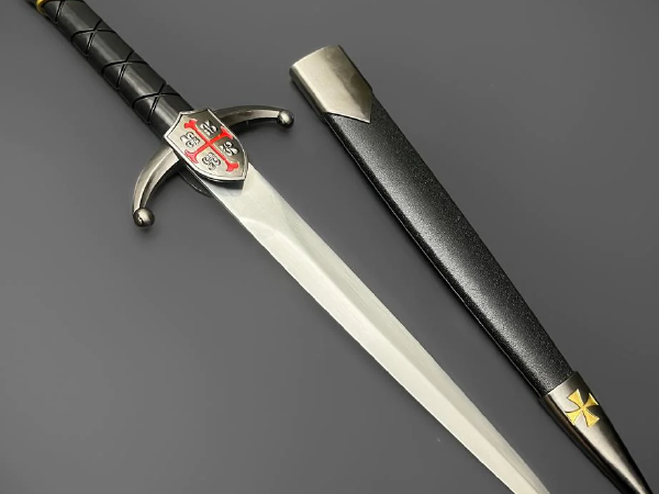 大盔十字军匕首