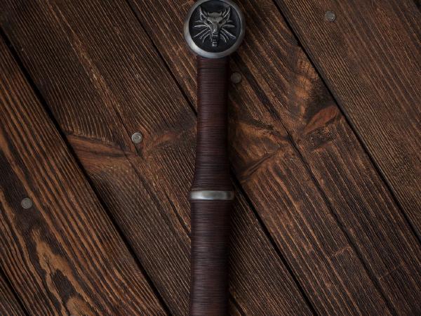 猎魔人狼学派钢剑